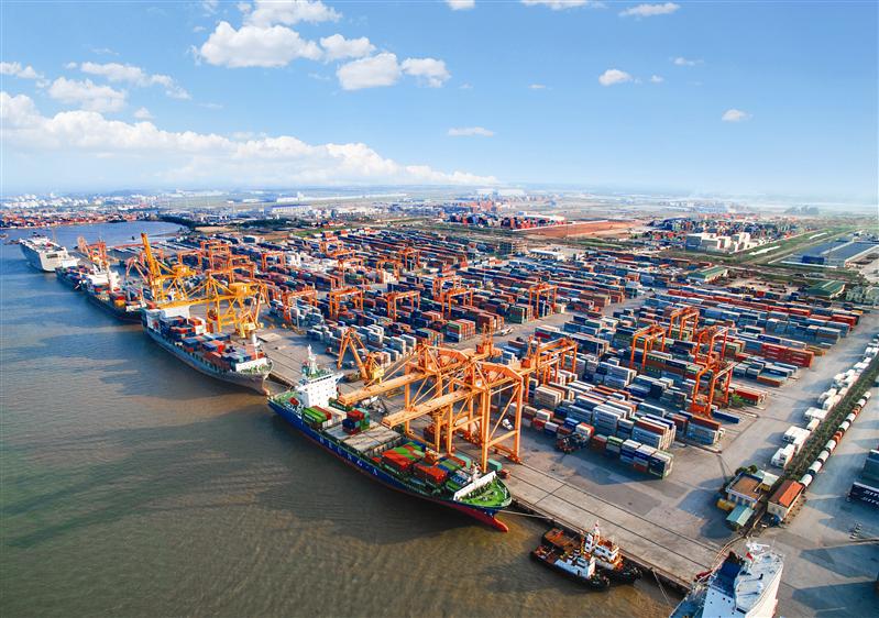 Khám phá mô hình Cảng thông minh - tích hợp AI, IoT, AGV và hệ thống dashboard trung tâm giúp tối ưu thời gian xếp dỡ, tiết kiệm chi phí, nâng cao năng suất và bảo vệ môi trường.